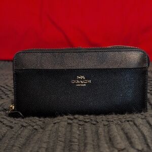 Coach Accordian Black Textured Leather Zip Wallet Signature